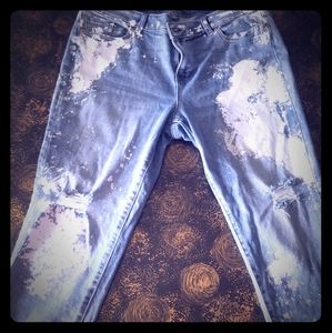 Distressed boyfriends jeans